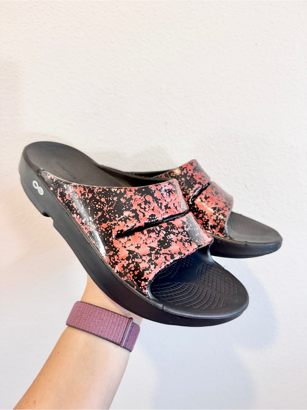 OOFOS OOahh Limited Recovery Slides Women 10 Black Pink Comfort Sandals K78